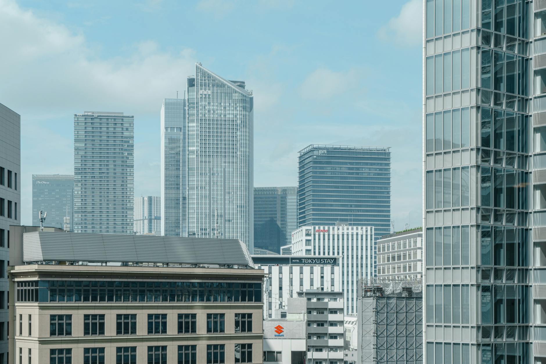 Nowoczesne szklane wieżowce miasta na tle bezchmurnego nieba