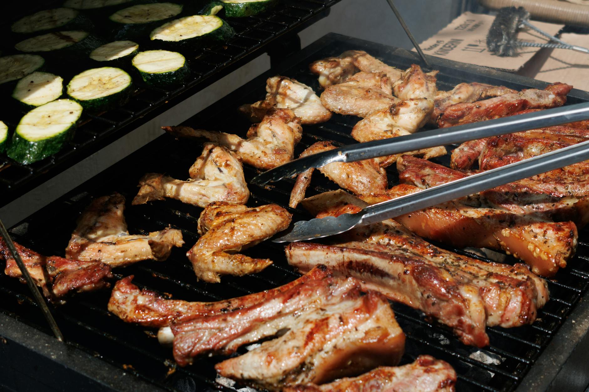 Kurczak i cukinia na grillu ogrodowym w słoneczny letni dzień